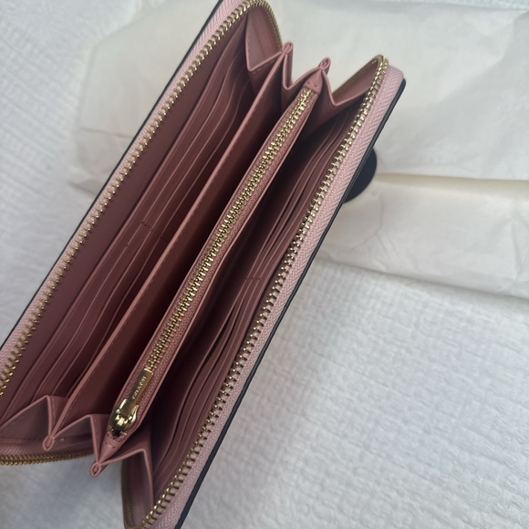 COACH Long Zip Around Wallet In Signature Canvas.
COLOR: GOLD/POWDER PINK 💕 - Picture 3 of 6